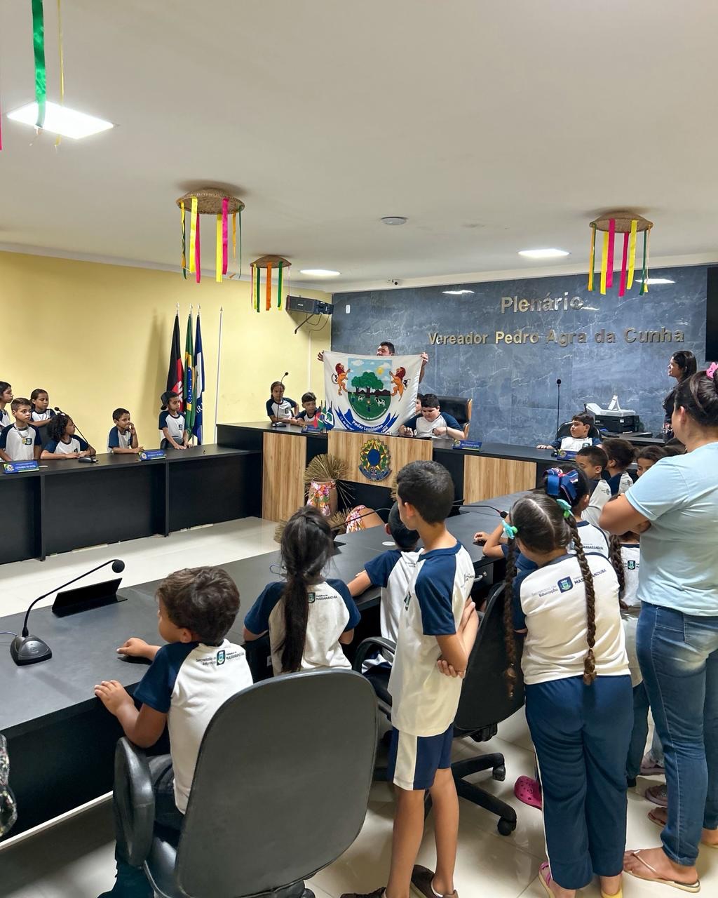 A Câmara Municipal de Massaranduba recebeu com alegria os alunos e a equipe da Escola M...