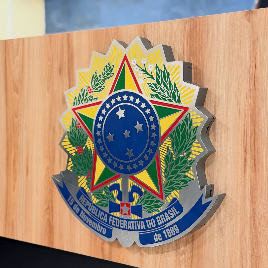 Câmara Municipal reforça identidade e transparência com novas placas e brasão.